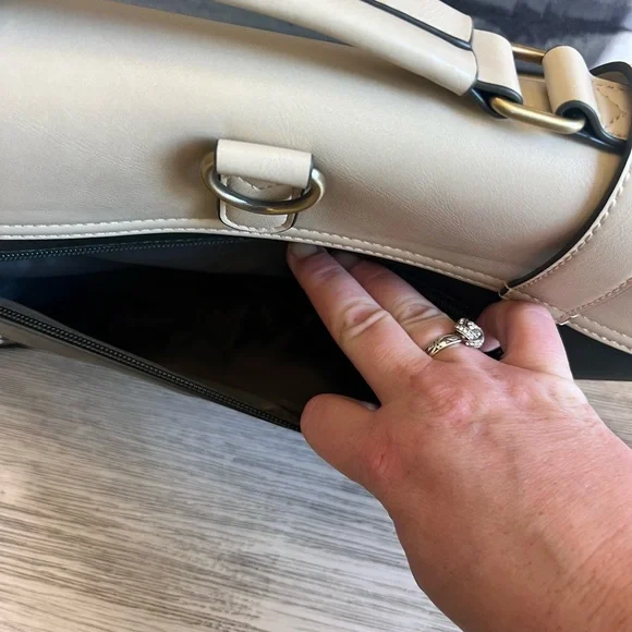 Classic Cream and Green Leather Briefcase - Picture 14 of 15